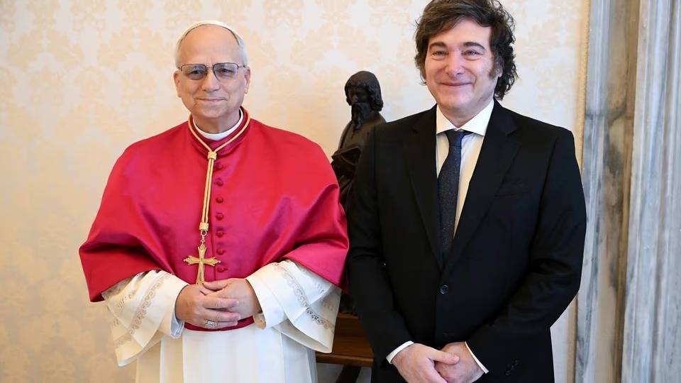El secretario de Culto confirmó que Milei recibirá al papa León XIV en el aeropuerto