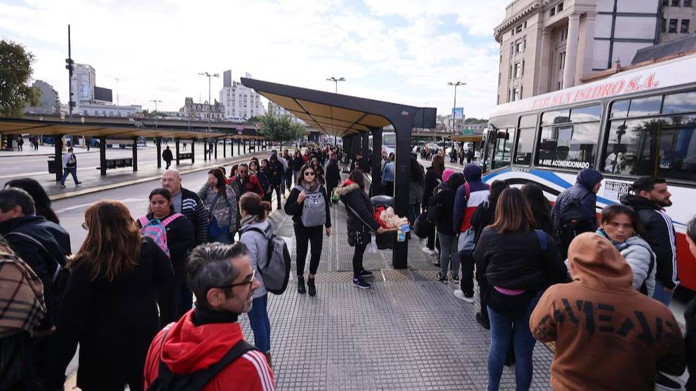 Colectivos: el Gobierno le va a dar más subsidios a las empresas del AMBA para no aumentar el boleto