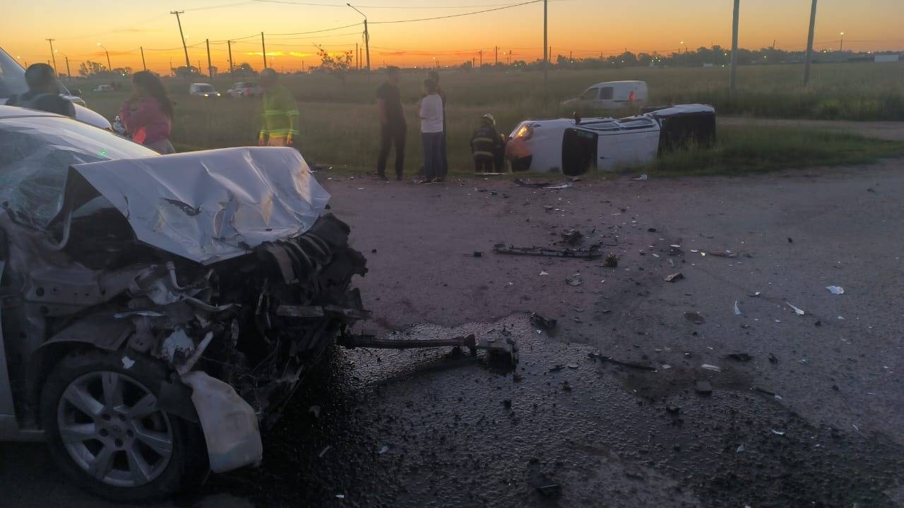Fuerte colisión en Harding Green: una camioneta y un auto chocaron y hubo tres trasladados