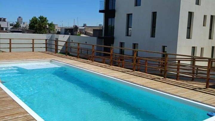 Por el costo de contratar guardavidas, numerosos edificios de Bahía cerrarían sus piletas este verano