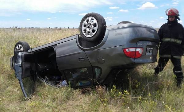 Una mujer resultó herida tras el vuelco de un auto en la ruta que va a ...