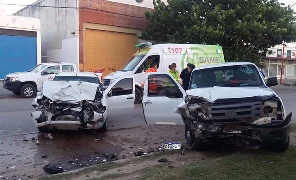 Un hombre perdió el control de su camioneta, derribó un poste y chocó ...