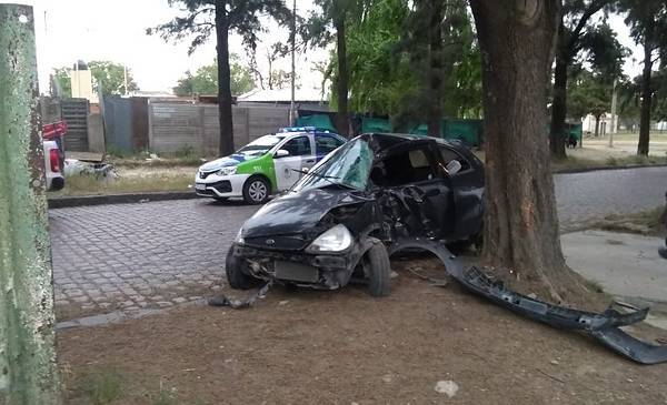 Perdió el control de su auto y chocó contra un árbol - La Nueva