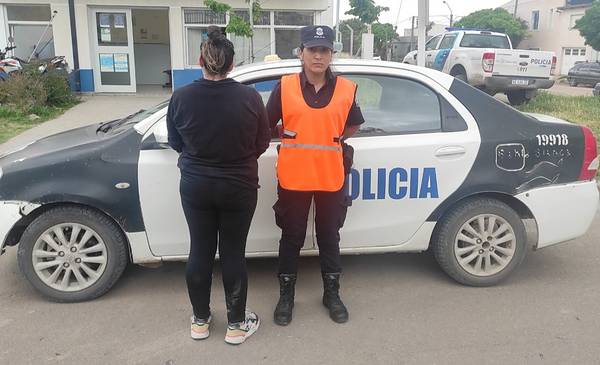 Entró por la fuerza a la casa de su expareja y terminó arrestada - La Nueva
