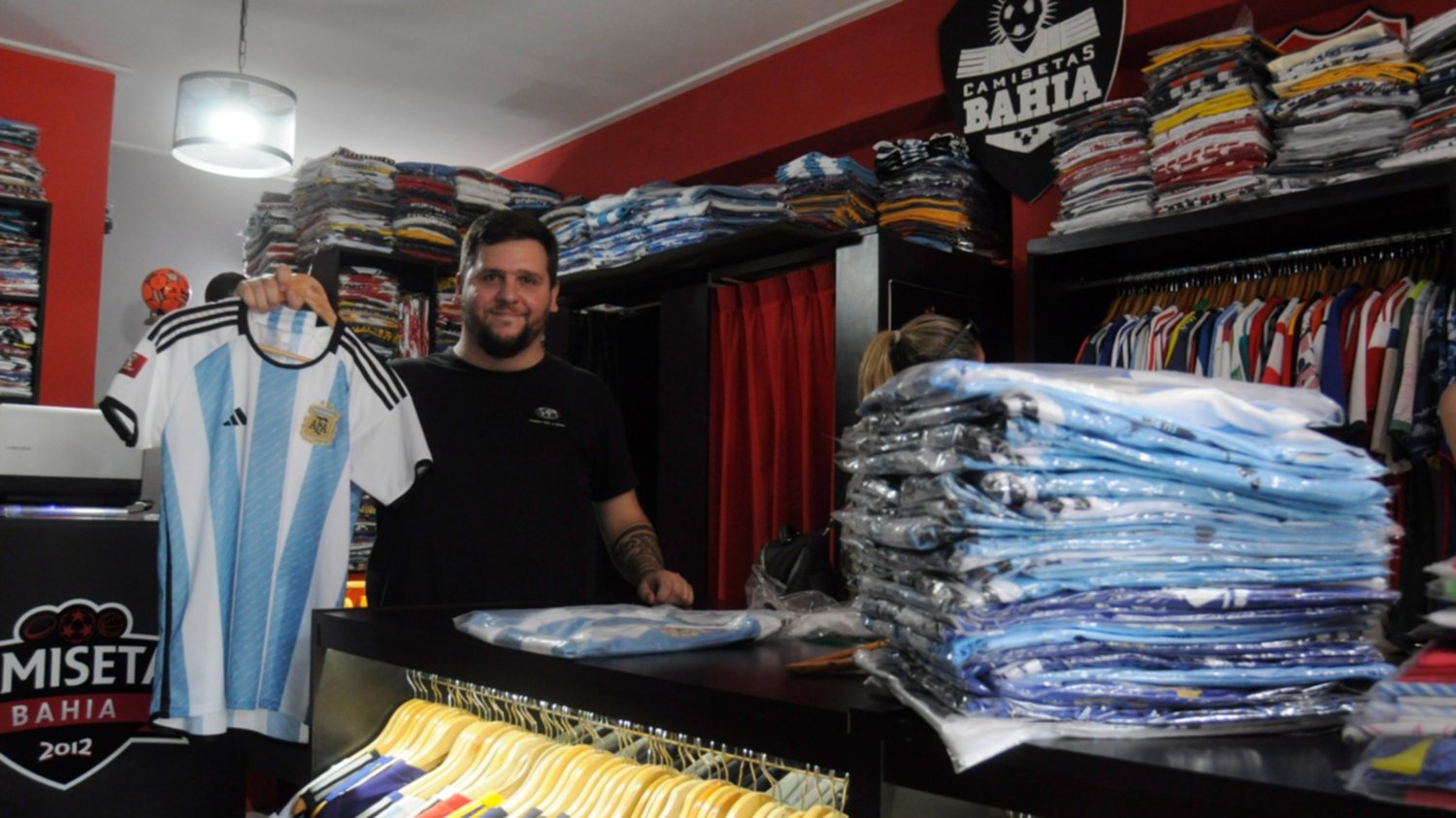 básico Plaga base Camisetas de la Selección en Bahía: desde el boom que provocó falta de  stock hasta la caída en las ventas - La Nueva