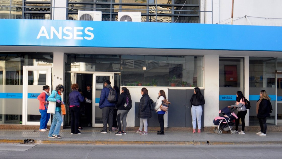 Anunciaron un aumento del 20,8 % y un refuerzo de $ 55 mil para las jubilaciones Anunciaron un aumento del 20,8 % y un refuerzo de $ 55 mil para las jubilaciones