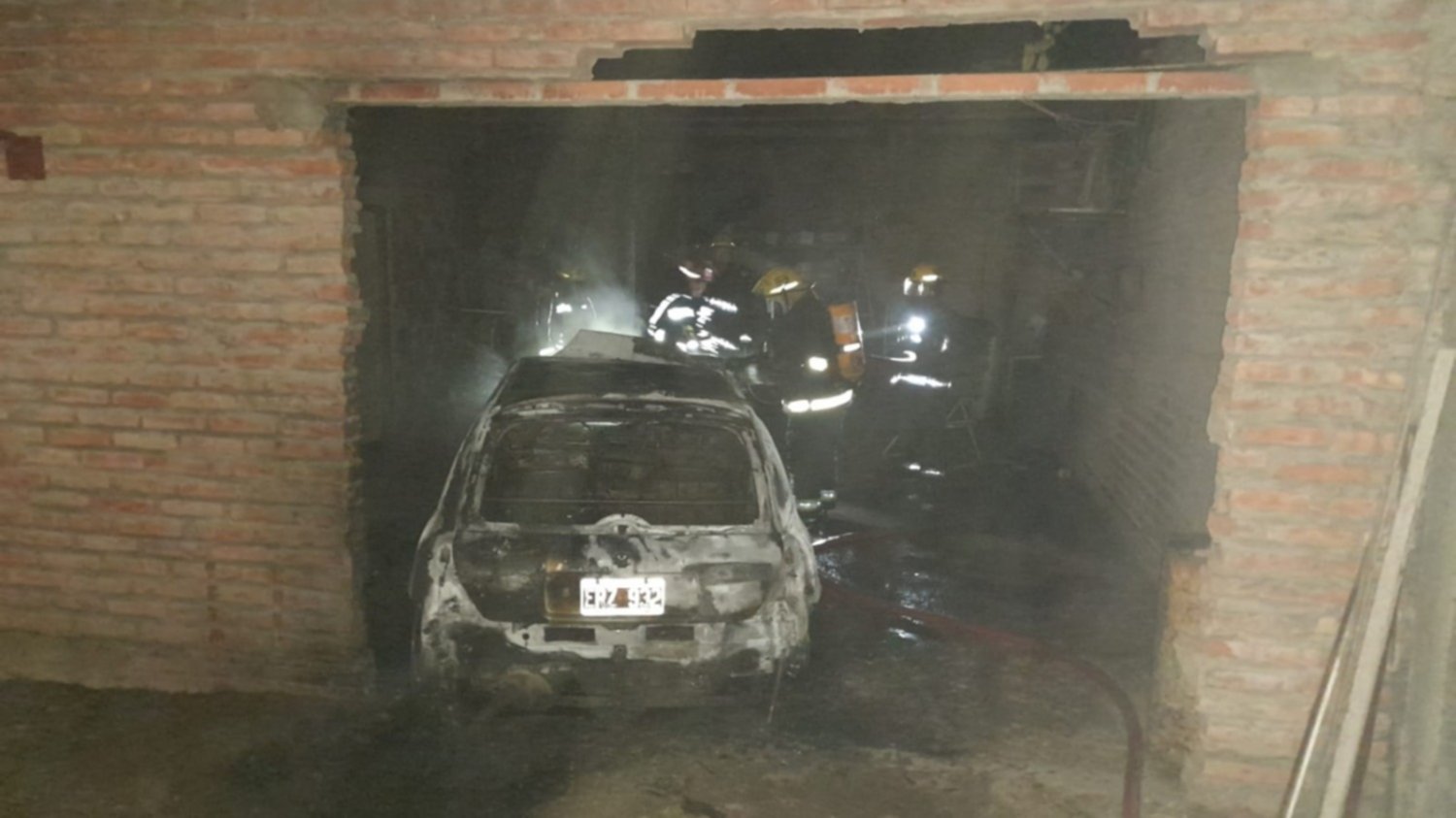 Se Incendió Un Automóvil En El Garaje De Una Vivienda - La Nueva