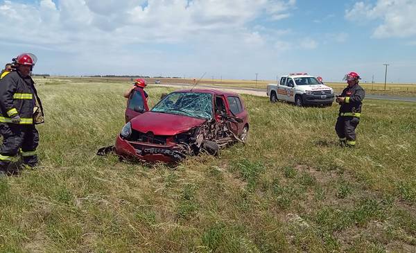 Fuerte accidente entre un auto y un camión en la Ruta 51 - La Nueva