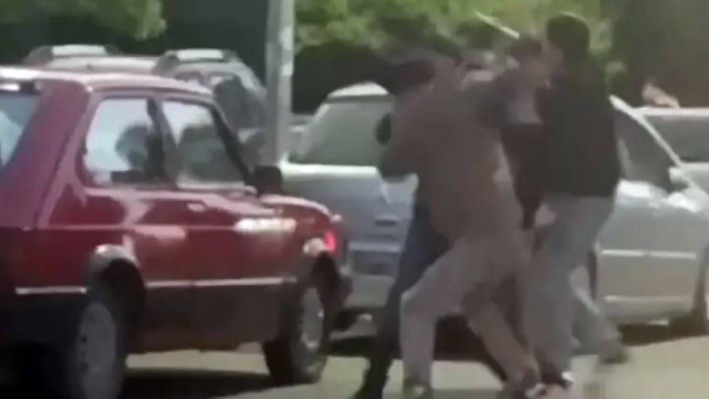Brutal pelea callejera en Río Negro: le pegaron con un palo en la nuca y quedó inconsciente