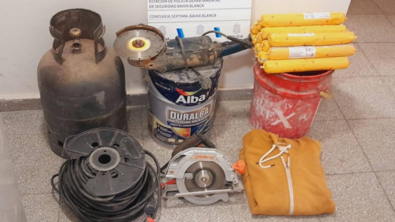 Dos sujetos fueron aprehendidos tras saltar un portón y robar herramientas de un comercio