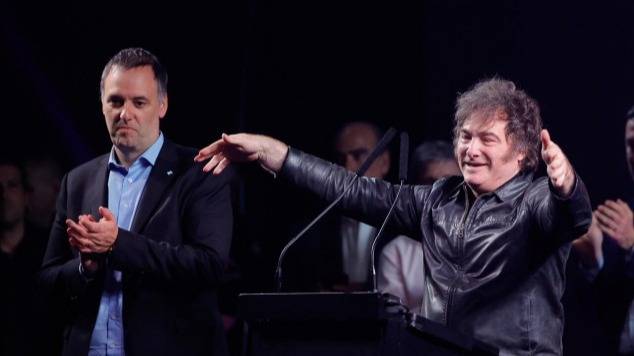 Adorni cruzó a Mauricio Macri: “El Gabinete lo elige el Presidente”
