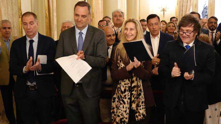 Santilli y Adorni recibirán a cinco gobernadores para empezar las negociaciones del Presupuesto 2026