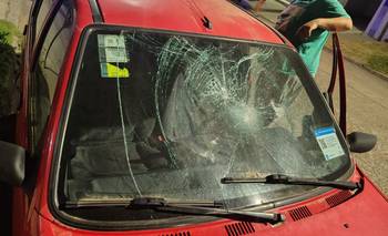 Rompió el parabrisas de un coche y fue detenido