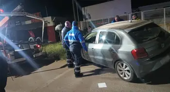 Manejaba borracho, perdió el control de su automóvil e impactó contra una casa