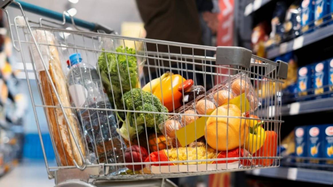 Las familias necesitaron más de $800 mil para llenar el changuito en octubre: el detalle por provincia