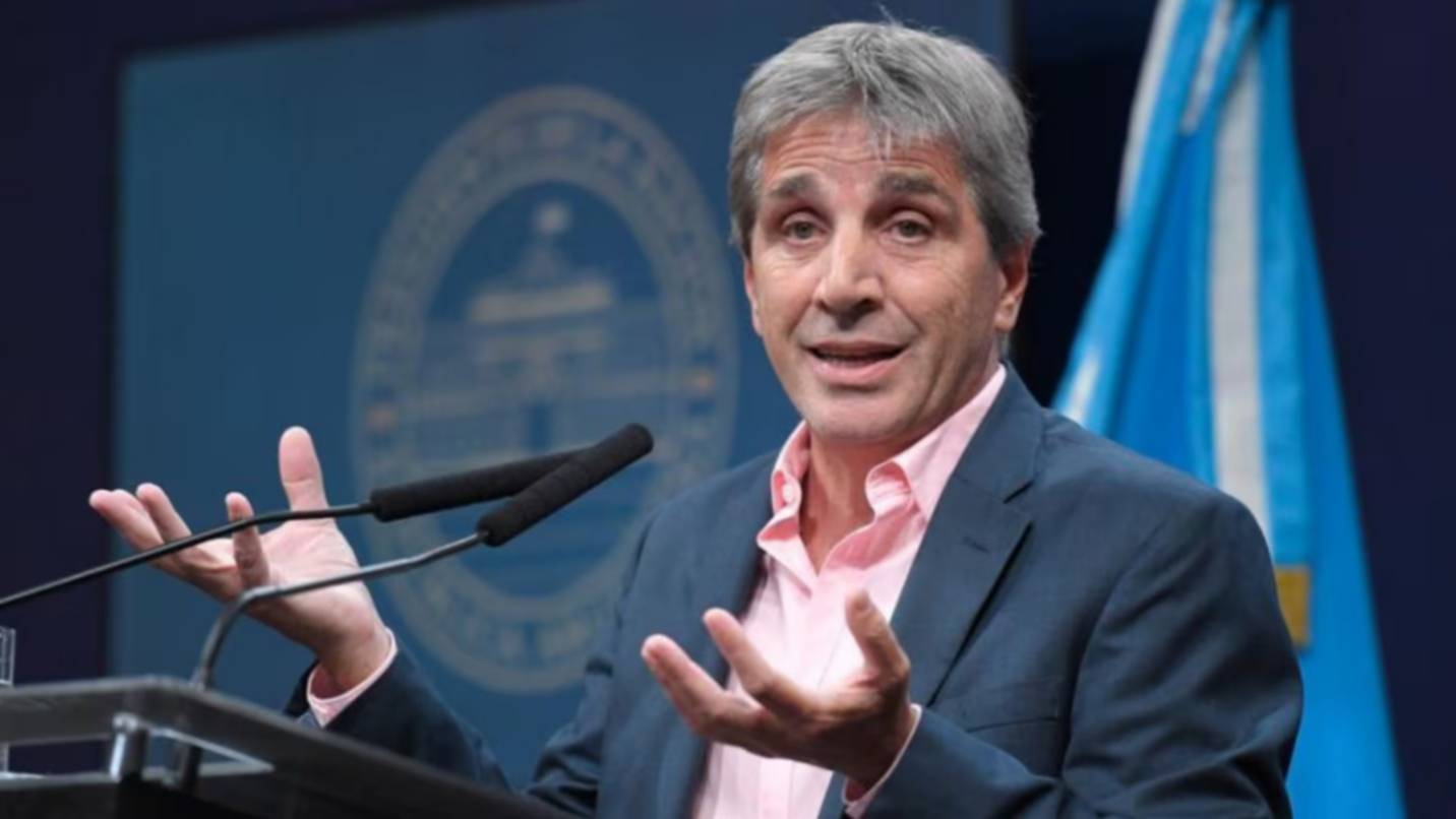 "Andá a dormir tranquilo que con el dólar no pasa nada”: Caputo defendió el esquema de bandas