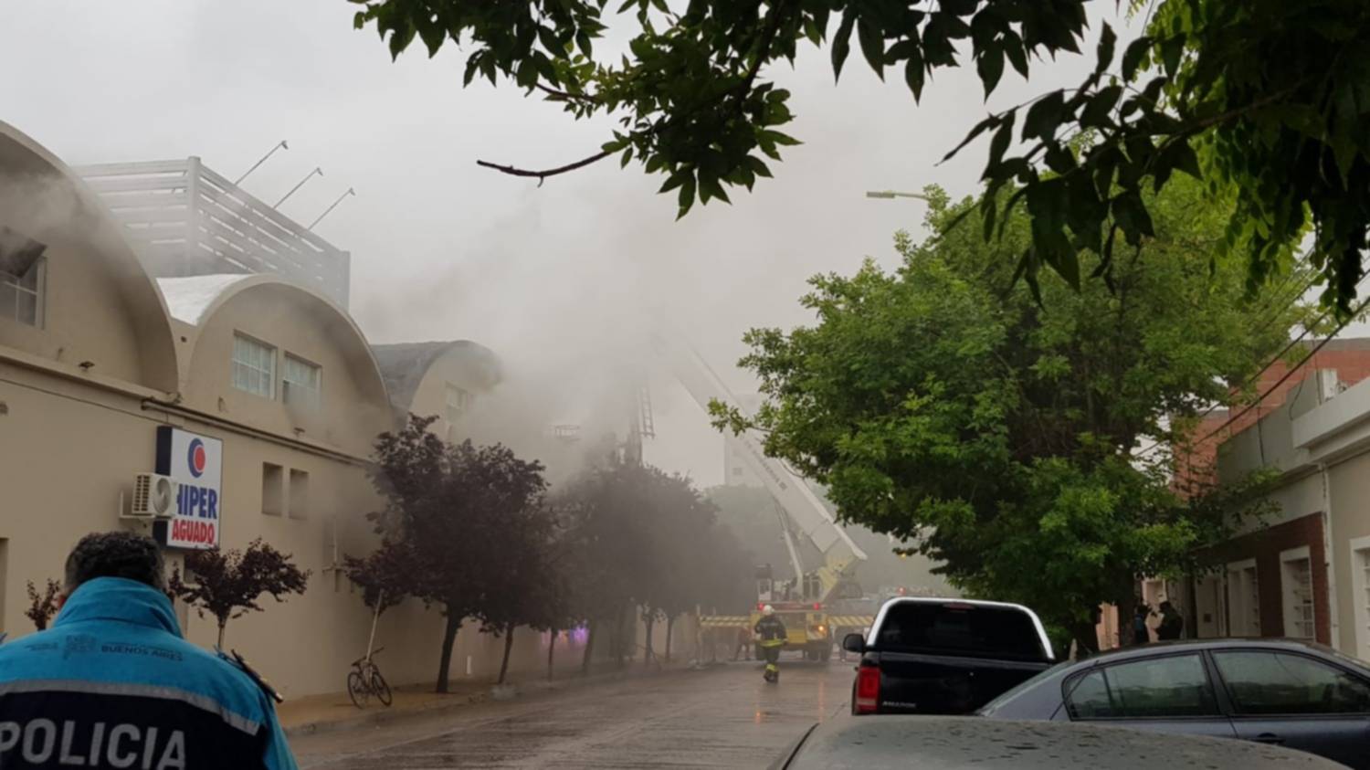 Fuego en el Hiper de la Cooperativa: "El incendio comenzó arriba, en la chimenea, sobre la cocina"