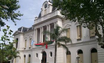 Un municipio bonaerense nombró a una IA como funcionaria: podrá firmar resoluciones y expedientes