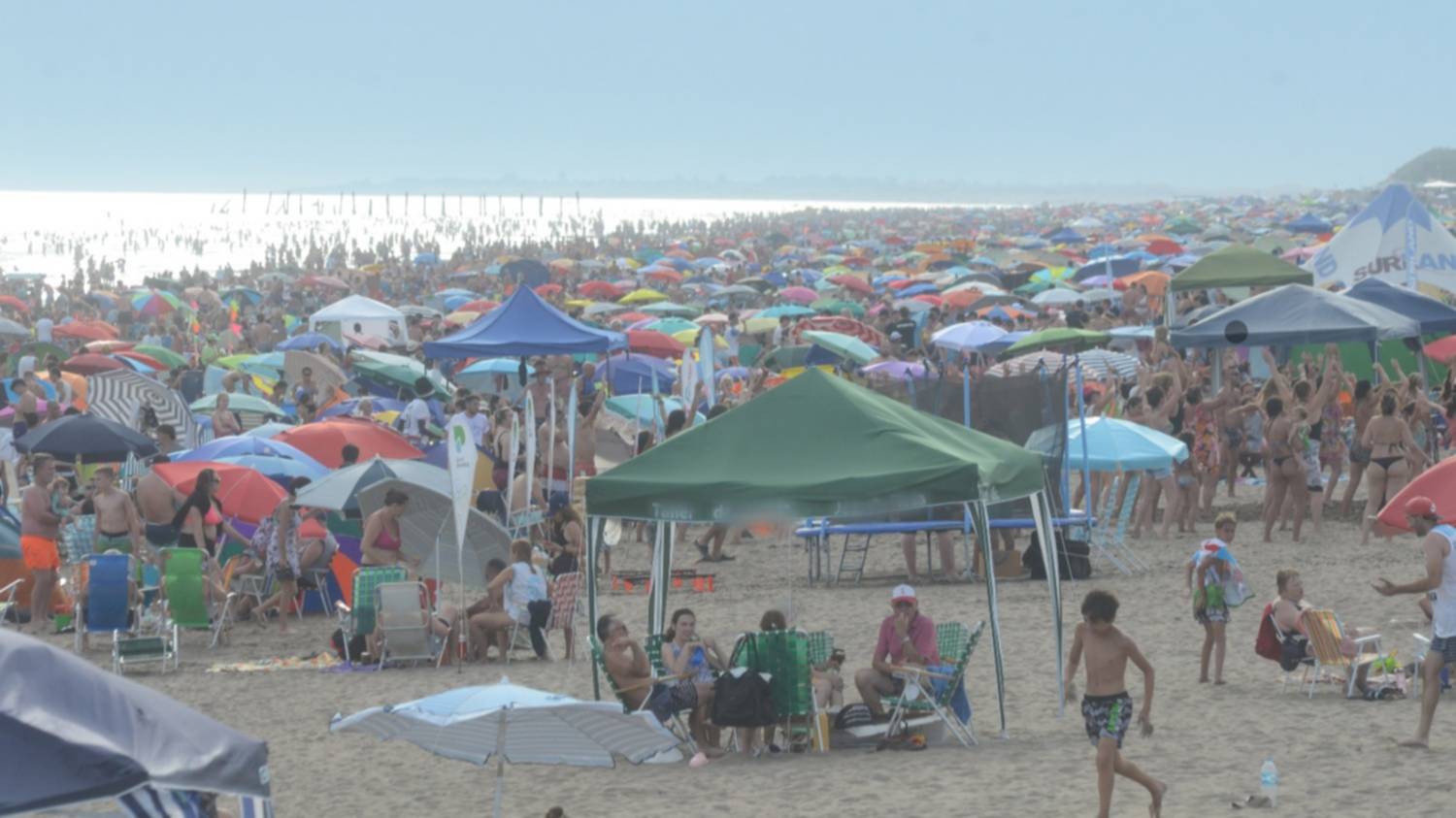 Monte Hermoso prohibió el uso de gazebos en la zona de playa