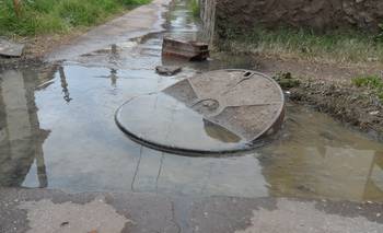 "Las familias conviven con pérdidas de cloacas en el frente de sus viviendas"