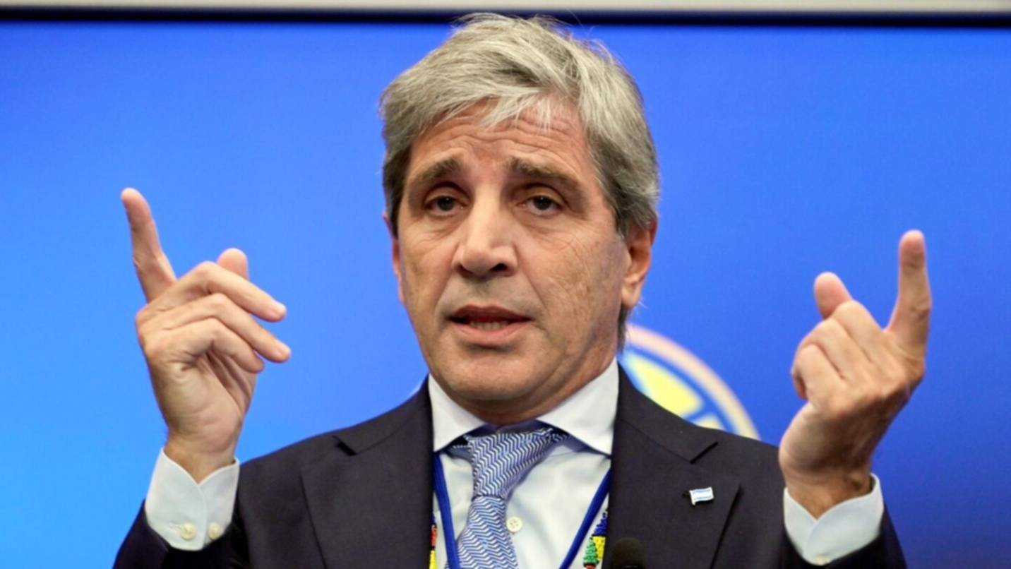 Luis Caputo dijo que se desestimó el préstamo de 20 mil millones por "la mejora del mercado"