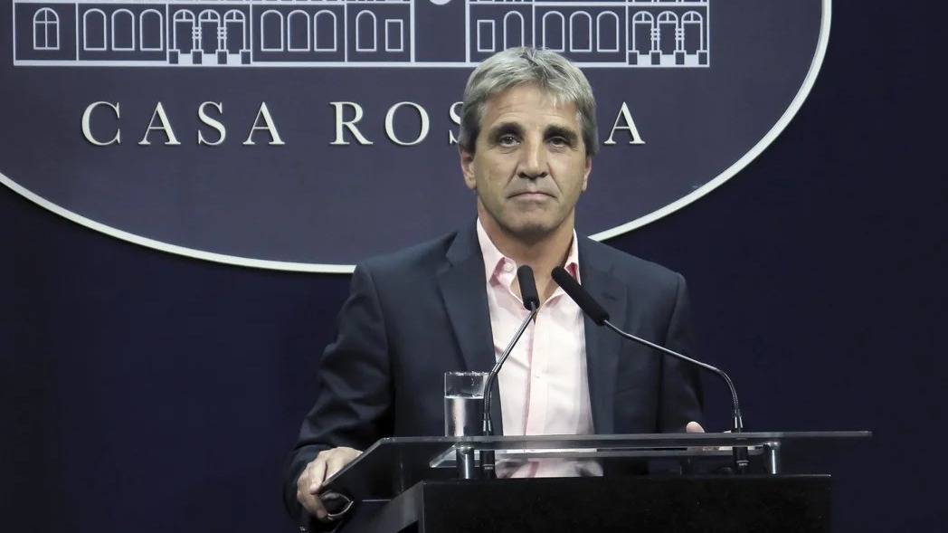 Caputo defendió el tipo de cambio y cuestionó las críticas por "atraso"