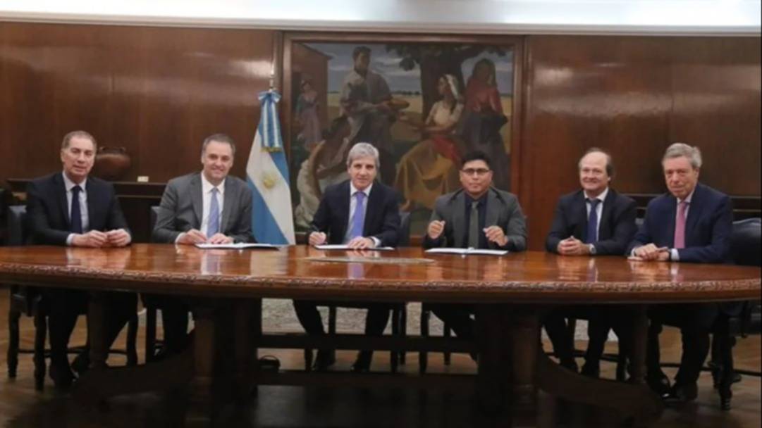 Neuquén y Santa Cruz firmaron con la Nación la quita de las retenciones al petróleo