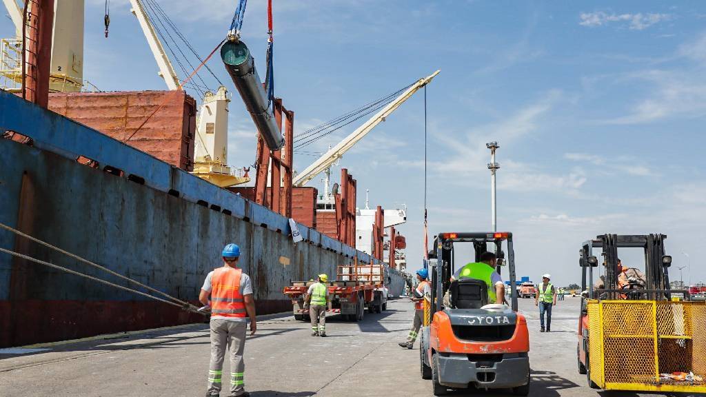 Finaliza la descarga de caños para el primer proyecto de GNL en la costa de Río Negro