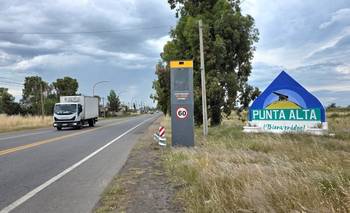 Dos tótems fueron instalados en un acceso a Punta Alta