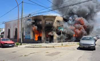 Se prendió fuego un taller mecánico en Punta Alta