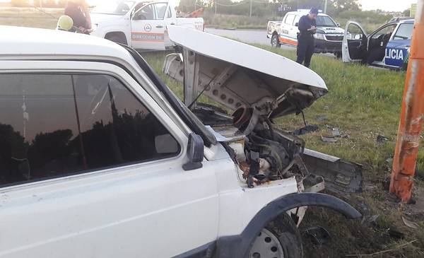 Un amigo le prestó el auto y lo chocó contra un poste de luz - La Nueva