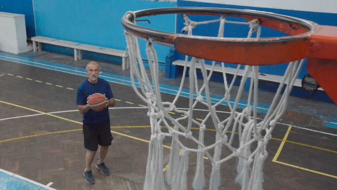 Tiene 72 años y la llave del club para ir a tirar al aro: "Este año, que no pudimos jugar, estaba loco", admitió Tiene 72 años y la llave del club para ir a tirar al aro: "Este año, que no pudimos jugar, estaba loco", admitió