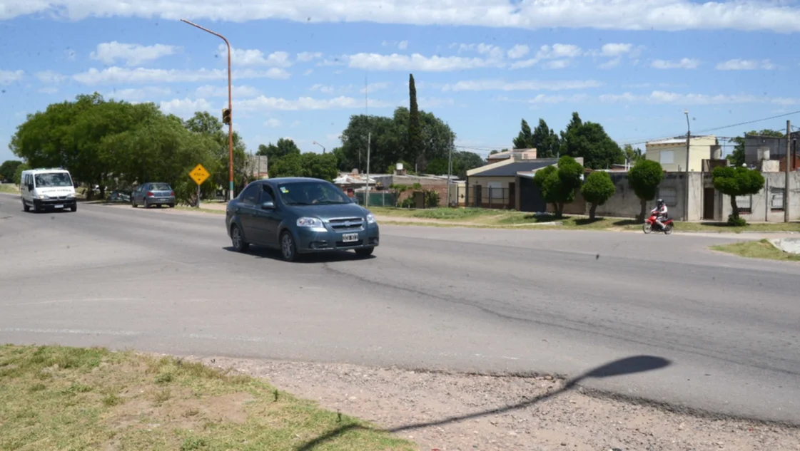 Interesante "choque" de posturas por la prioridad de paso en una avenida Interesante "choque" de posturas por la prioridad de paso en una avenida