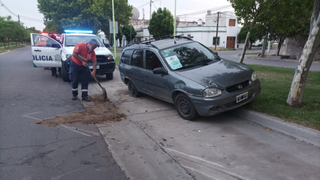 Dos borrachos al volante: uno chocó un árbol y el otro, un vehículo estacionado Dos borrachos al volante: uno chocó un árbol y el otro, un vehículo estacionado