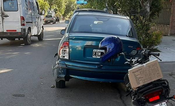 Manejaba una moto borracho y chocó contra un auto estacionado - La Nueva