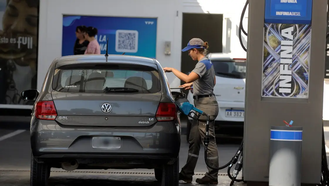 Prevén nuevos aumentos del combustible: "En enero nos acercaríamos a los 800 pesos"