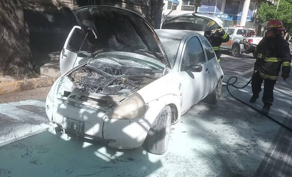 Se prendió fuego un automóvil en pleno centro bahiense - La Nueva