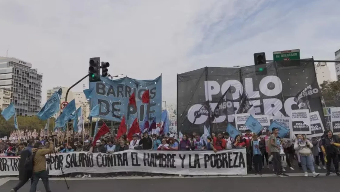 El Gobierno puso a disposición la línea 134 para "denunciar intermediarios en planes sociales" El Gobierno puso a disposición la línea 134 para "denunciar intermediarios en planes sociales"