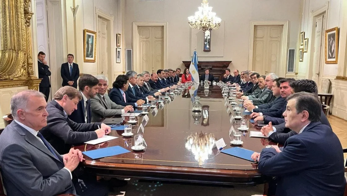 Milei confirmó a los gobernadores que restablecerá el Impuesto a las Ganancias por un año