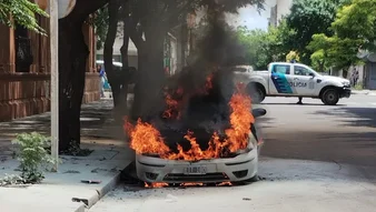 Dos autos incendiados en diferentes sectores de la ciudad