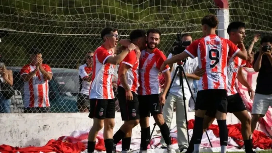 Atlético Monte Hermoso se regaló el título en el año de su Aniversario Atlético Monte Hermoso se regaló el título en el año de su Aniversario