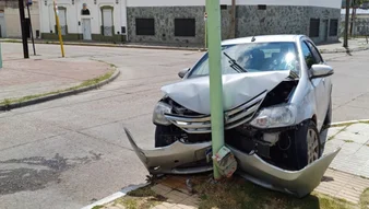 Drogado con marihuana y cocaína, un chofer de Uber chocó contra una columna de alumbrado