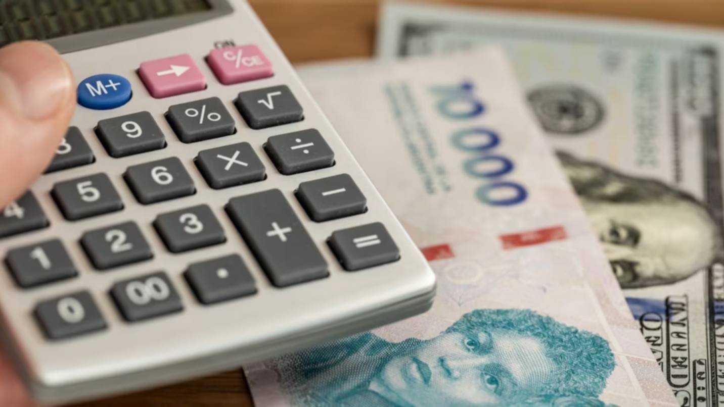 El peso argentino, entre las monedas que más se devaluaron frente al dólar en 2025