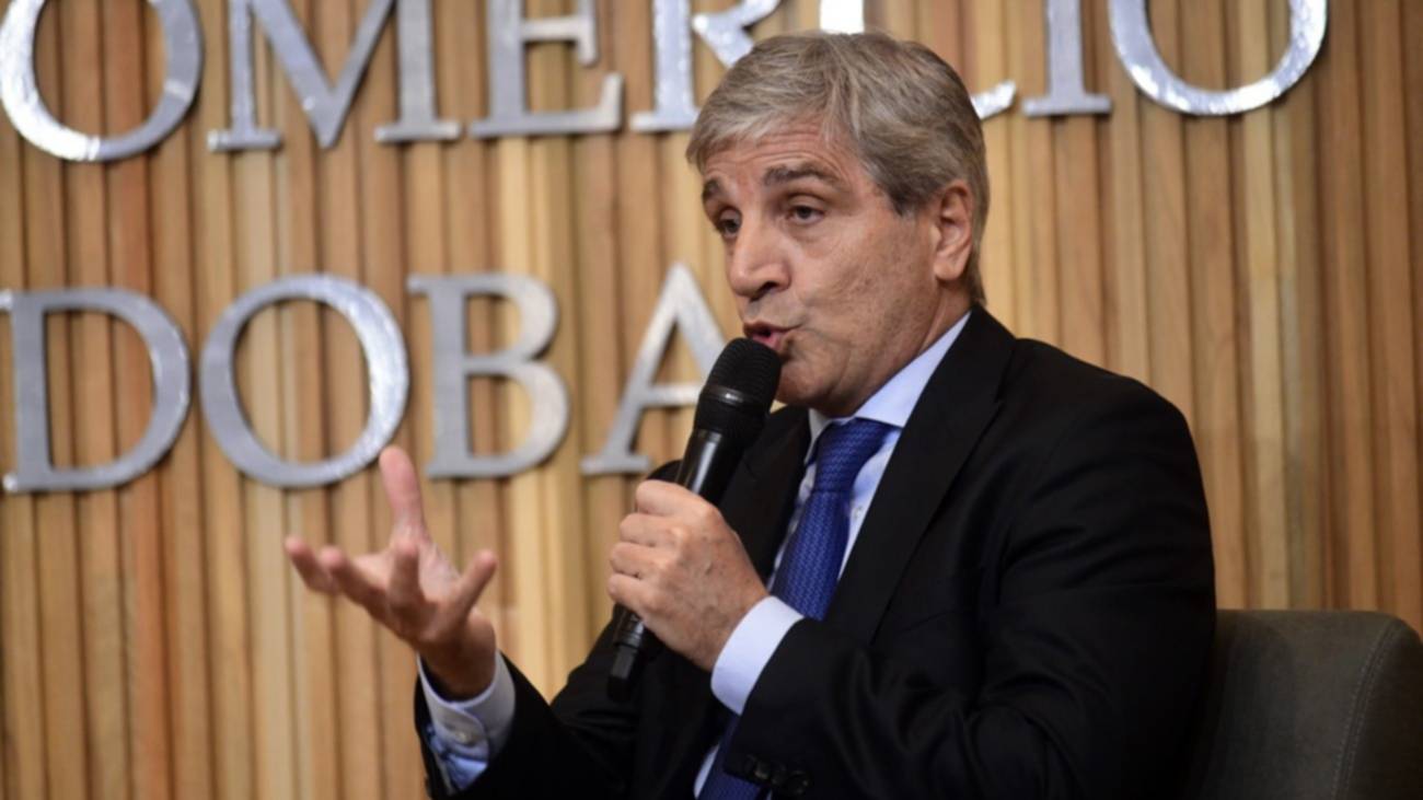 Caputo negocia un préstamo de hasta U$S 7.000 millones para cubrir los vencimientos de enero