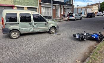 Un motociclista sufrió lesiones tras chocar con una camioneta
