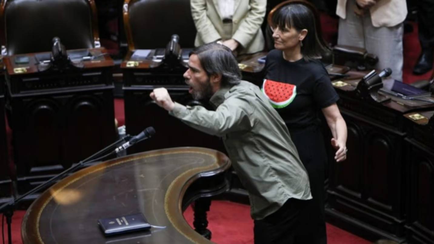 “¡Tomá!”: el fuerte cruce entre los diputados Nicolás del Caño y Lilia Lemoine en medio de la jura