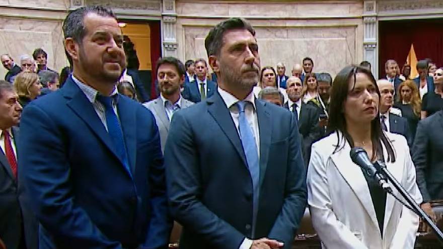 “Qué buena que está”: los exabruptos que se escucharon de un micrófono abierto durante la jura