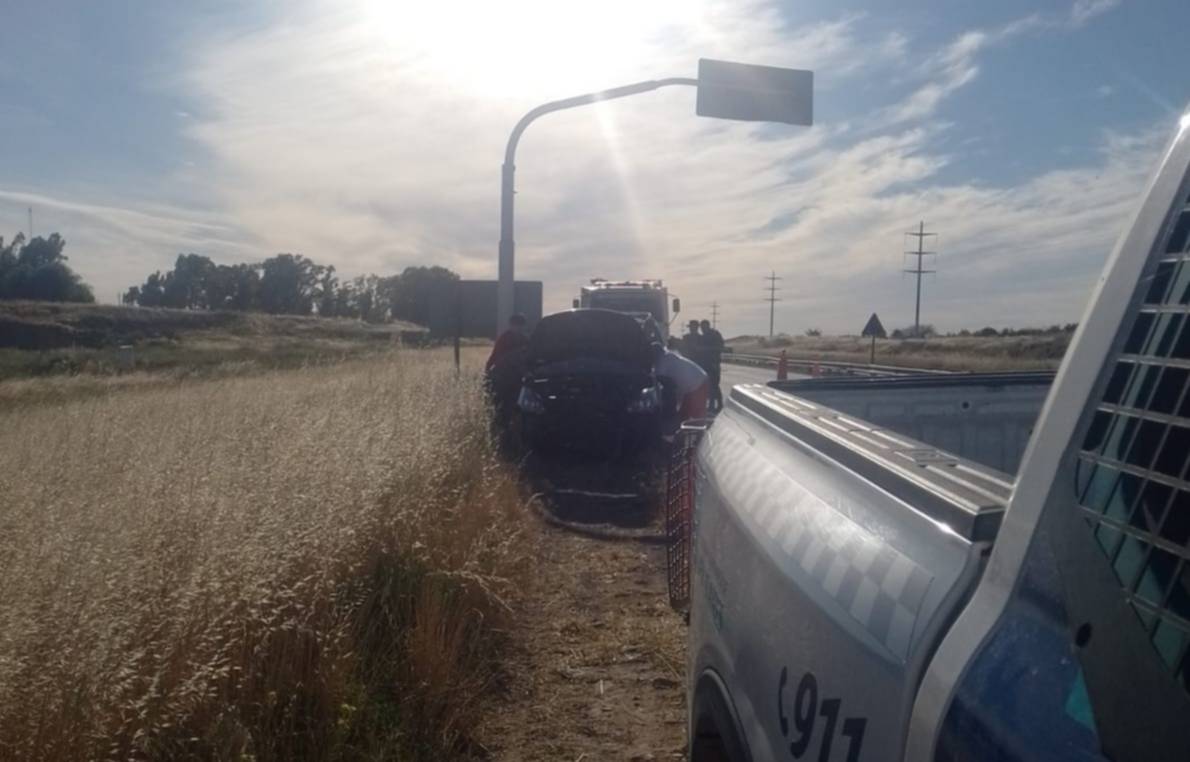 Chocó contra un perro y terminó volcando