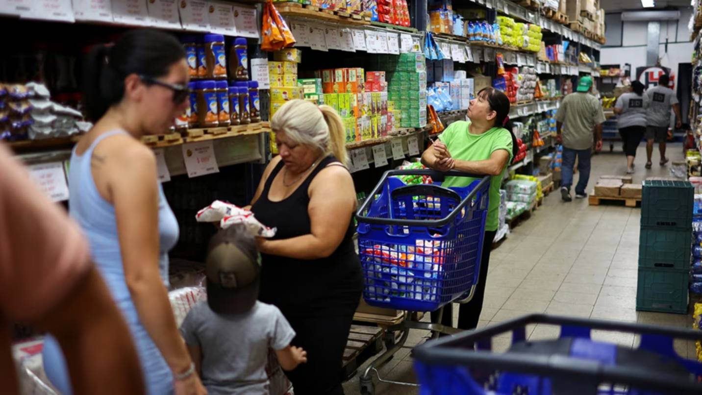 Los analistas prevén que la inflación cerrará el año arriba de 30%: qué pasará con el dólar oficial