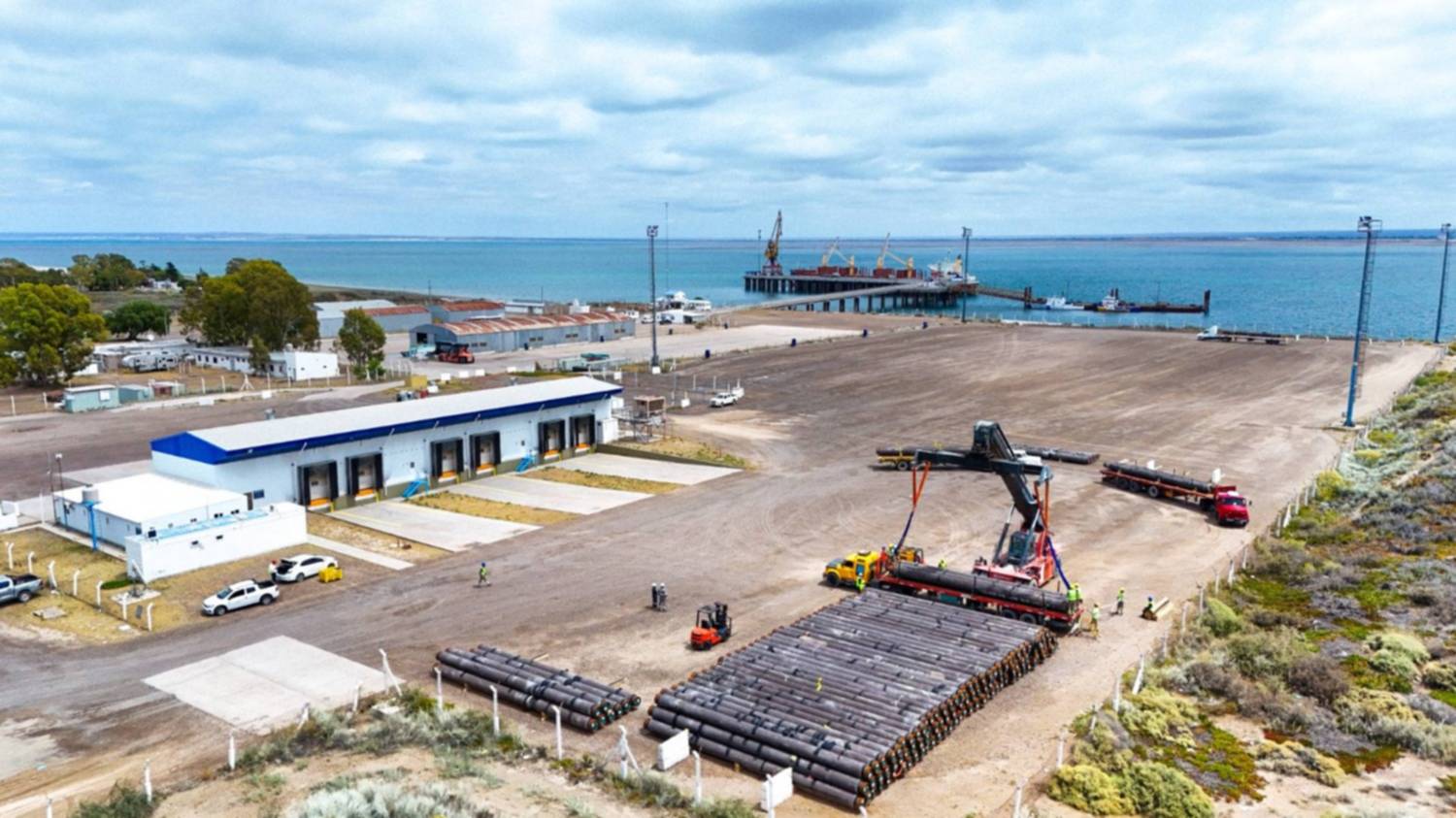 En San Antonio Este terminó la descarga de tubos para uno de los grandes proyectos de GNL